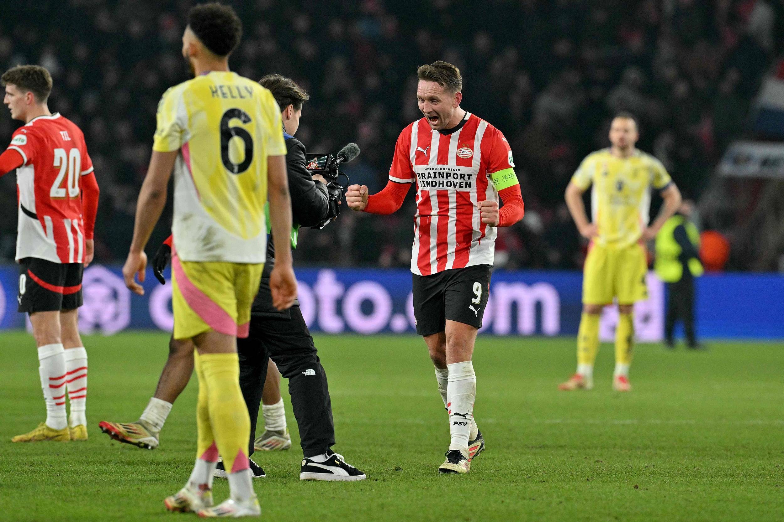 关键时刻阿贾克斯备战德甲，回应争议细节曝光，媒体盛赞，更衣室氛围转暖 -华体会网址